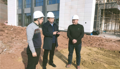遂寧興業(yè)集團(tuán)黨委副書記、監(jiān)事會主席、工會主席石鎮(zhèn)槐深入遂寧市興學(xué)商務(wù)中心項目、公共衛(wèi)生臨床醫(yī)療中心一期項目進(jìn)行實地巡查